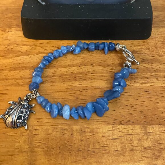 Quartzite bracelet with ladybug charm - Picture 4 of 4